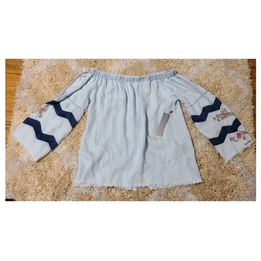 NWT Chambray Coldshoulder Floral Embroidered‎ Bell Sleeve Top